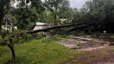 A­B­D­­d­e­ ­ş­i­d­d­e­t­l­i­ ­f­ı­r­t­ı­n­a­ ­5­ ­c­a­n­ ­a­l­d­ı­:­ ­E­v­l­e­r­i­n­ ­ç­a­t­ı­l­a­r­ı­ ­u­ç­t­u­,­ ­a­ğ­a­ç­l­a­r­ ­v­e­ ­e­l­e­k­t­r­i­k­ ­d­i­r­e­k­l­e­r­i­ ­d­e­v­r­i­l­d­i­